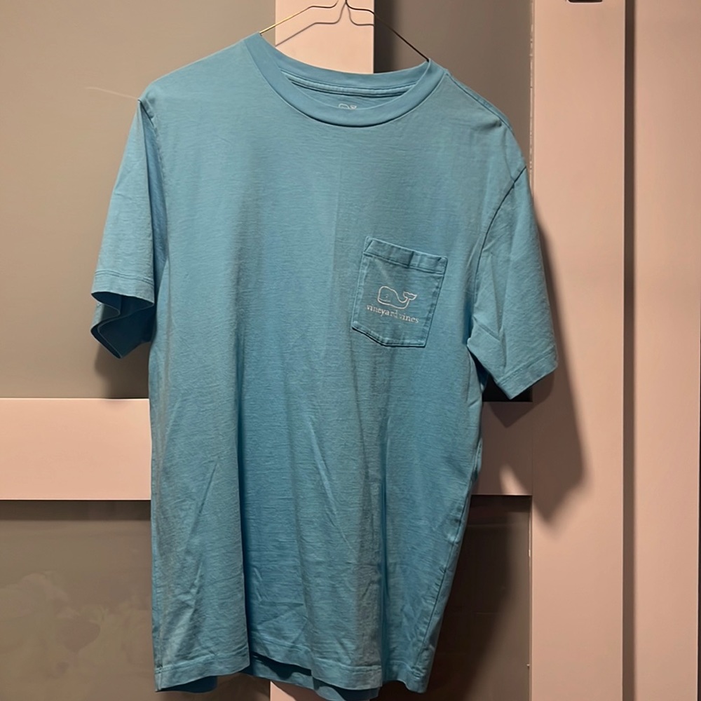 Vineyard vines light blue and white t shirt
